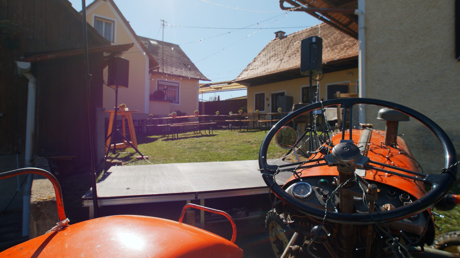 Blick vom Traktor über die gedeckten Tische im Innenhof